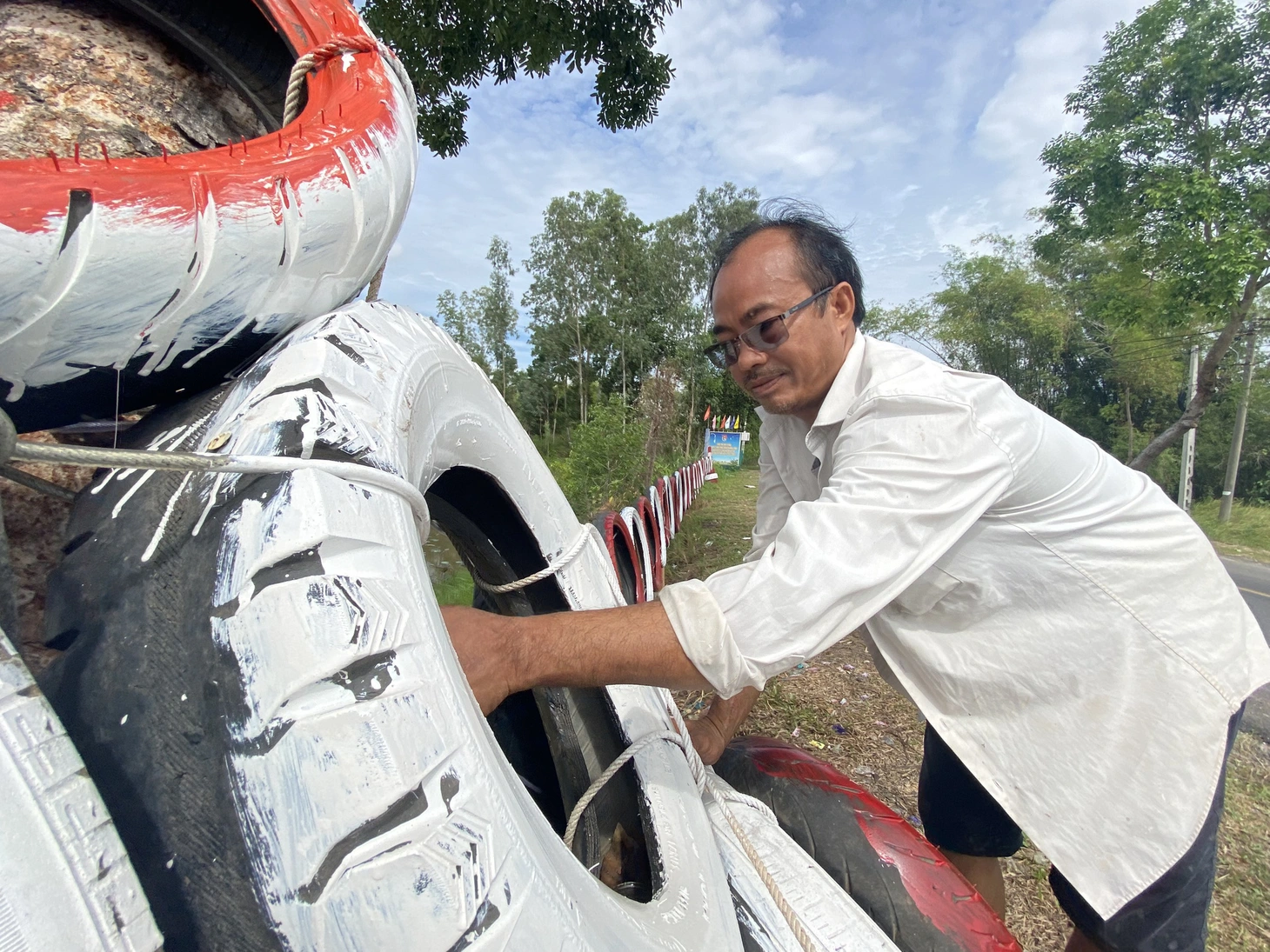 Ông Hải đã bỏ công, tiền túi để làm dãy hộ lan với mong muốn giảm thiểu tai nạn, chết chóc