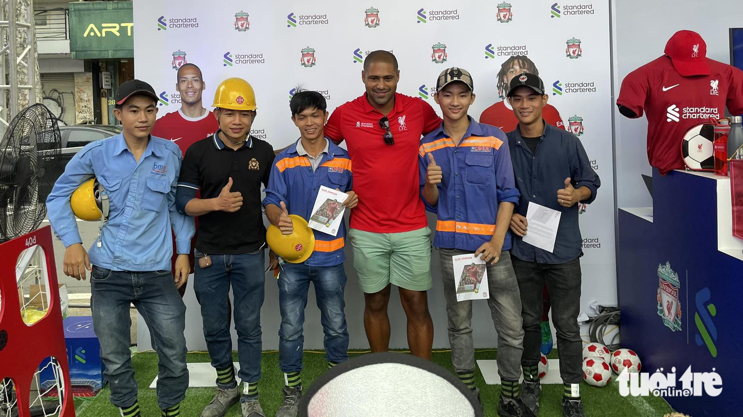 Người hâm mộ bóng đá chụp hình với cựu danh thủ Liverpool Glen Johnson - Ảnh: NHẬT ĐĂNG