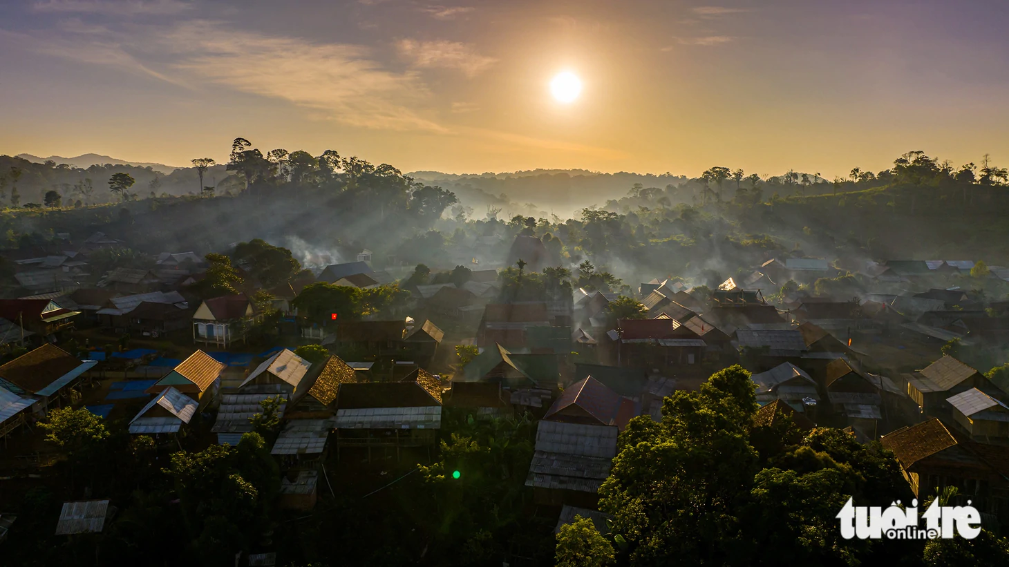 Bình minh rực rỡ ở "cổng trời" An Toàn - Ảnh: DŨNG NHÂN