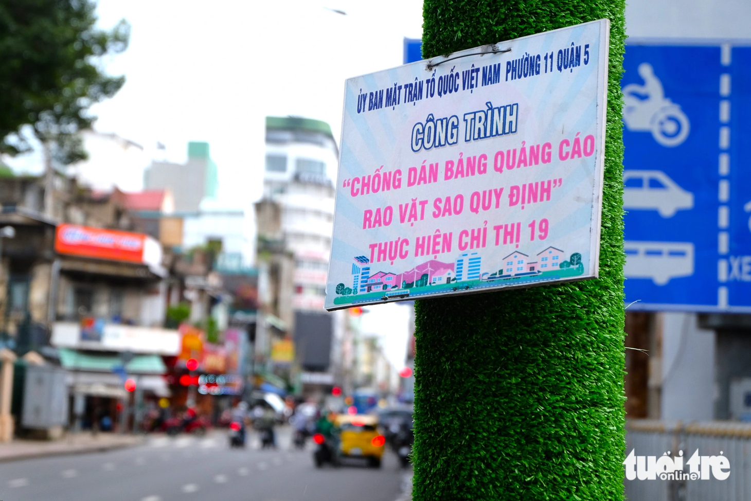 Việc quấn "cỏ" trên cột đèn, cột điện là công trình chống dán bảng quảng cáo, rao vặt sai quy định của các phường trên địa bàn quận 5, thực hiện chỉ thị 19 của Thành ủy về thực hiện cuộc vận động "Người dân TP.HCM không xả rác ra đường và kênh rạch, vì thành phố sạch và giảm ngập nước"