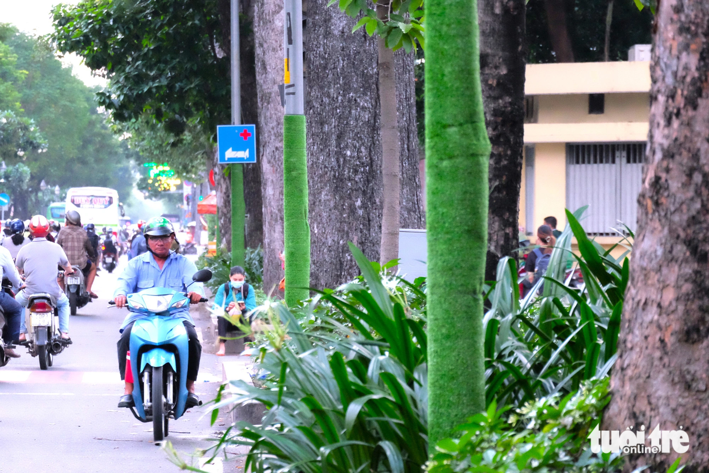 Loạt cột đèn trên đường Hồng Bàng (quận 5) được quấn thảm cỏ nhân tạo xung quanh. Theo người dân, màu xanh của thảm cỏ nhân tạo khá hài hòa với cây cỏ xung quanh, tạo nên giá trị về mặt thẩm mỹ