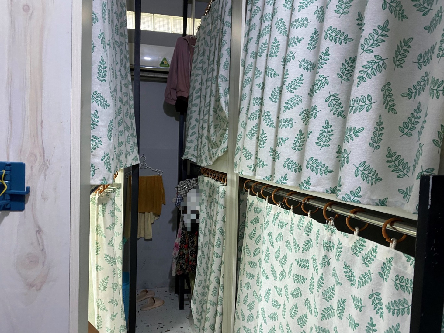 Sleep box chật hẹp trên đường Nguyễn Văn Thủ, quận 1 - Ảnh: THÙY LINH