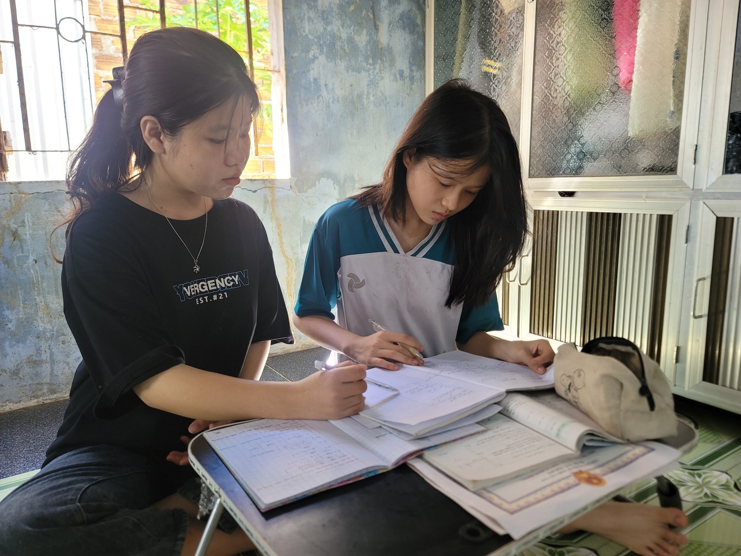 Hai chị em Hằng thường xuyên bảo ban nhau cố gắng học để không phụ lòng ba nuôi dưỡng - Ảnh: TRẦN HƯỚNG