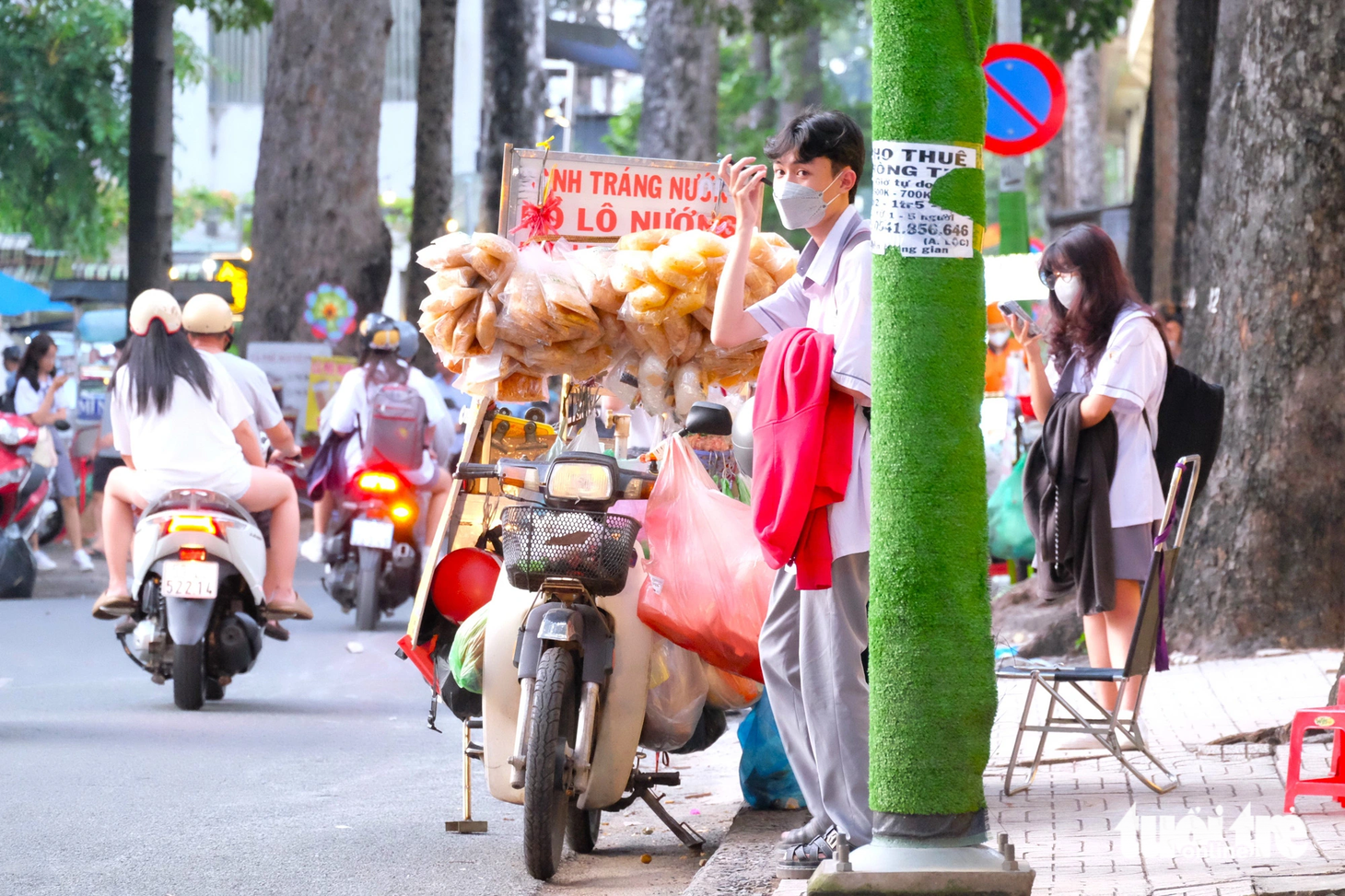 Tại một số cột đèn, cột điện trên đường Nguyễn Kim (quận 5), các tờ quảng cáo, rao vặt được cố định bằng băng keo trong bên trên thảm cỏ nhân tạo
