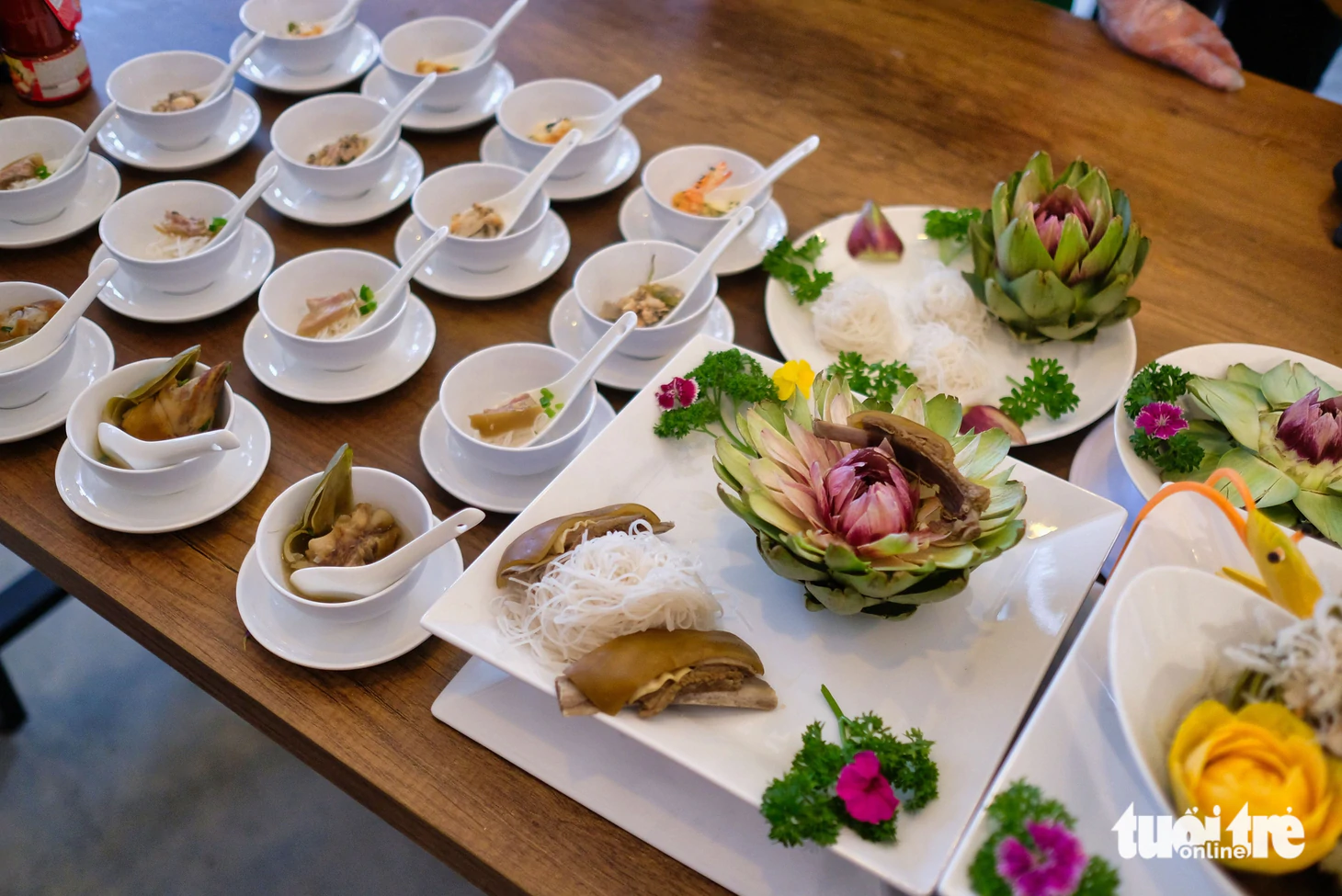 Món bún giò được nấu từ cây atisô Đà Lạt - Ảnh: LÂM NGUYÊN