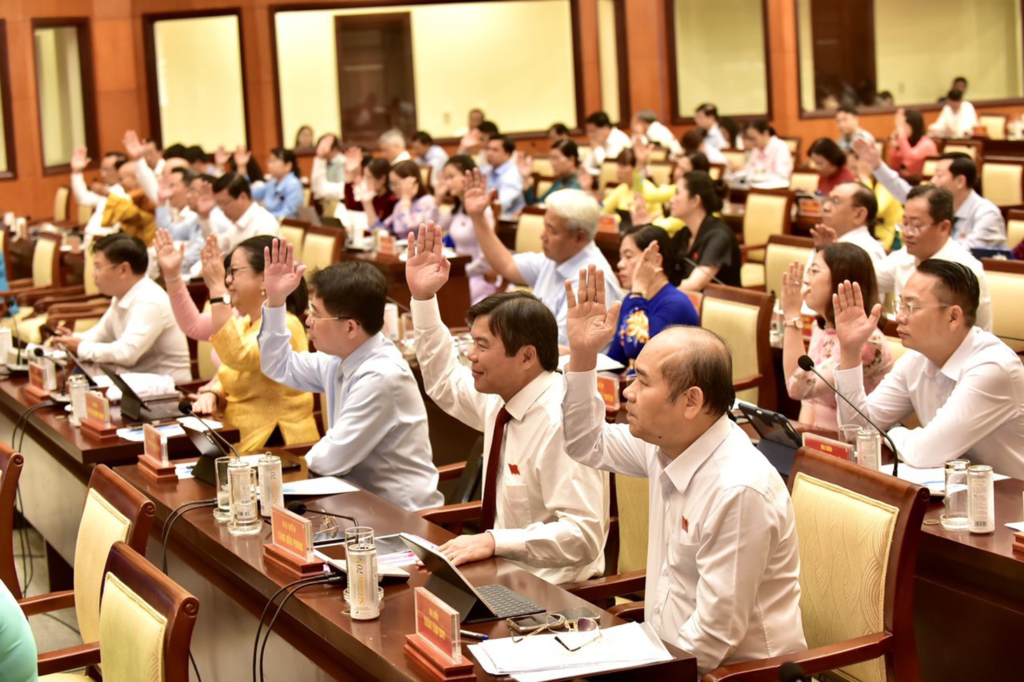 Tại kỳ họp lần thứ 11 này, các đại biểu HĐND TP.HCM khóa X đã biểu quyết thông qua hơn 100 tờ trình, đề án quan trọng - Ảnh: T.T.D