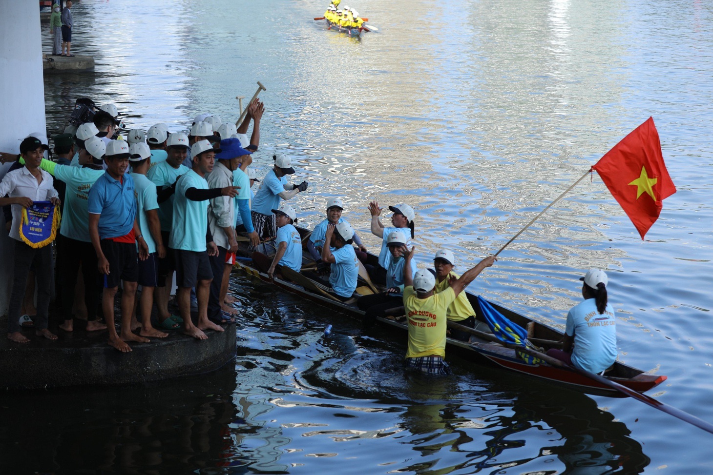 Đội thuyền đua nữ Lạc Câu, huyện Thăng Bình (Quảng Nam) ăn mừng giành giải nhất nội dung đua nữ - Ảnh: V.T.V