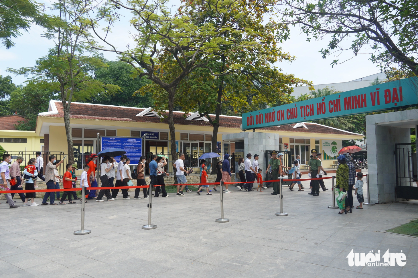 Đến hơn 11h trưa, hàng đoàn người vẫn xếp hàng trên đường Ngọc Hà