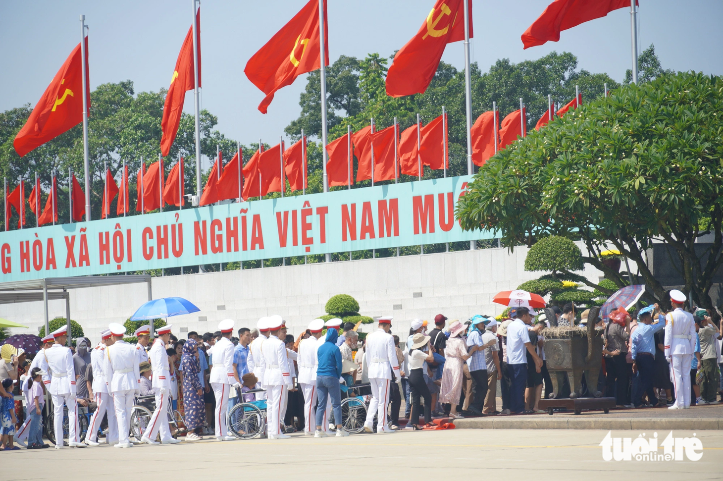 Nhiều cụ già kiên nhẫn chờ xếp hàng vào Lăng được lực lượng chức năng đưa xe lăn hỗ trợ vào viếng Bác Hồ
