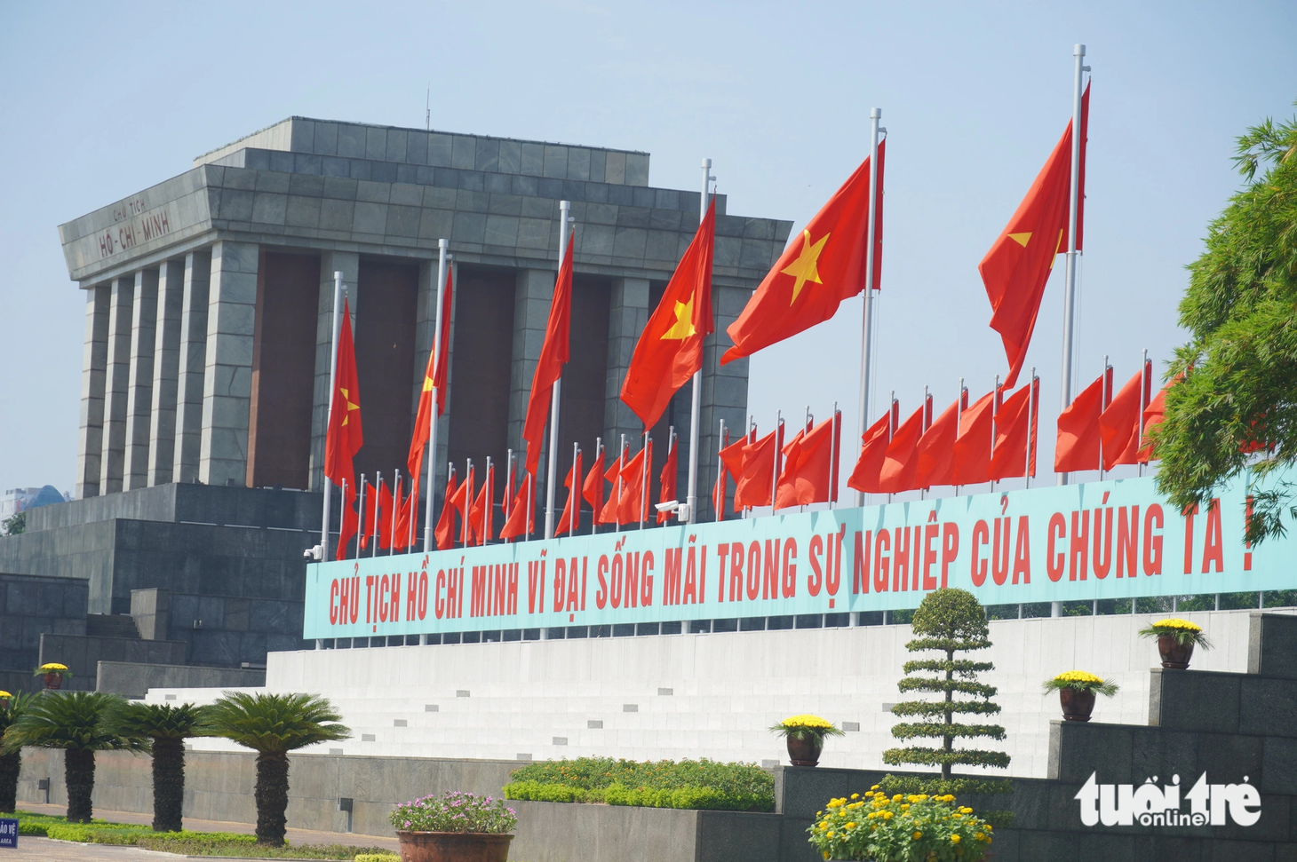 Hàng cờ đỏ tung bay trên Quảng trường Ba Đình lịch sử, trong tiết trời thu rực rỡ