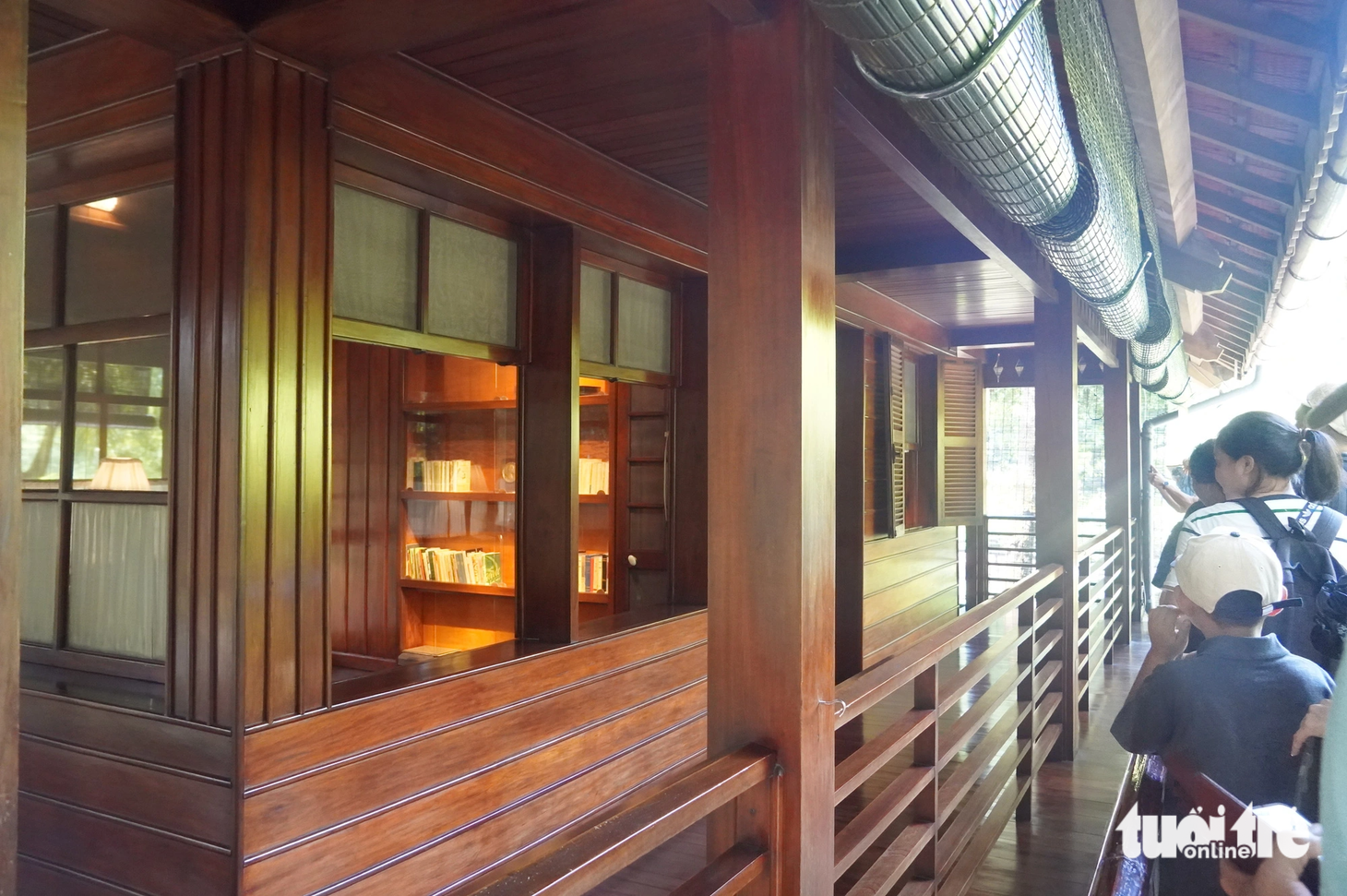 Người dân tham quan nhà sàn Bác Hồ