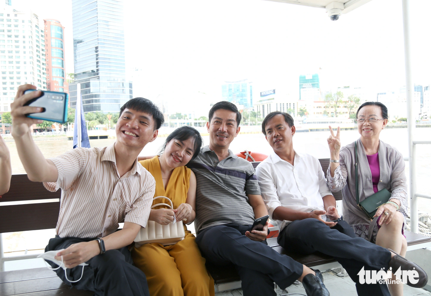 Gia đình bạn Quang Đỉnh chọn buýt sông để tận hưởng kỳ nghỉ lễ cùng nhau