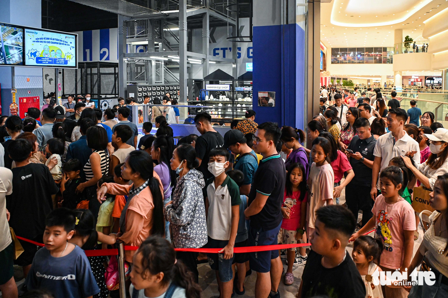 Hàng dài người xếp hàng mua vé vào một khu vui chơi trẻ em - Ảnh: HỒNG QUANG