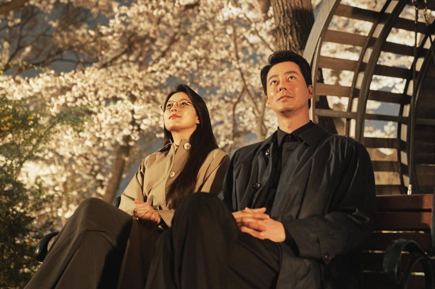 Han Hyo Joo (trái) và Jo In Sung đóng cặp ăn ý trong Moving - Ảnh: Disney
