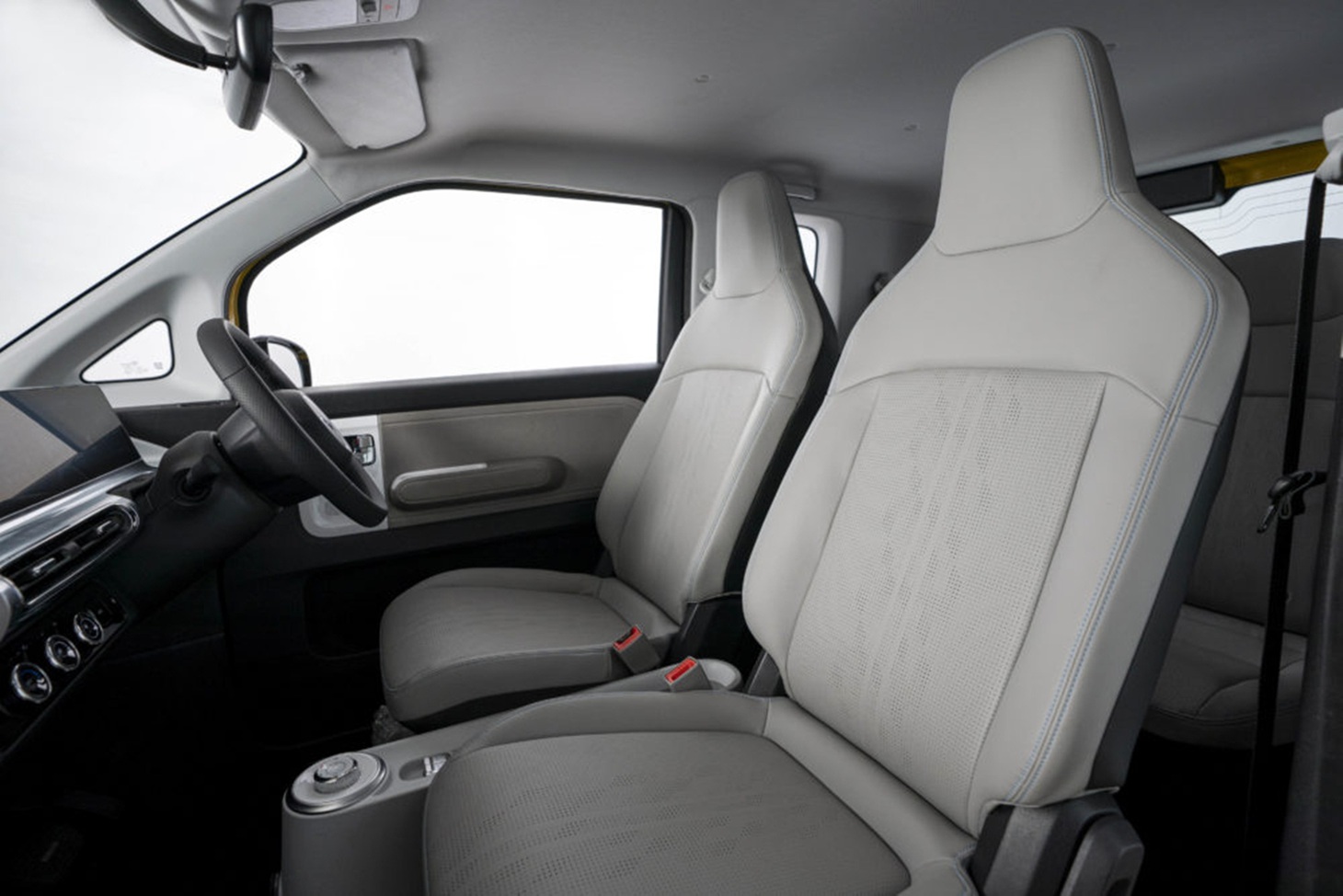 Dù nhìn từ bên ngoài trông nhỏ gọn, Wuling Air EV sở hữu cấu hình 4 chỗ rộng rãi với thiết lập tỉ lệ 50:50 ở hàng ghế thứ 2, giúp ra vào dễ dàng hơn. "Điều này cũng hỗ trợ các đại biểu thoải mái khi đi xe", hãng cho biết - Ảnh: Wuling
