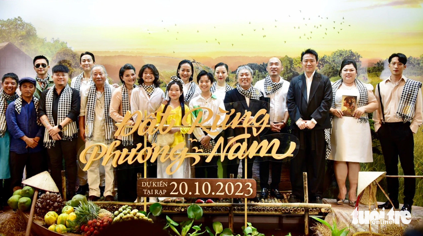 Đạo diễn Nguyễn Quang Dũng và dàn diễn viên đông đảo của phim "Đất rừng phương Nam" - Ảnh: T.T.D.