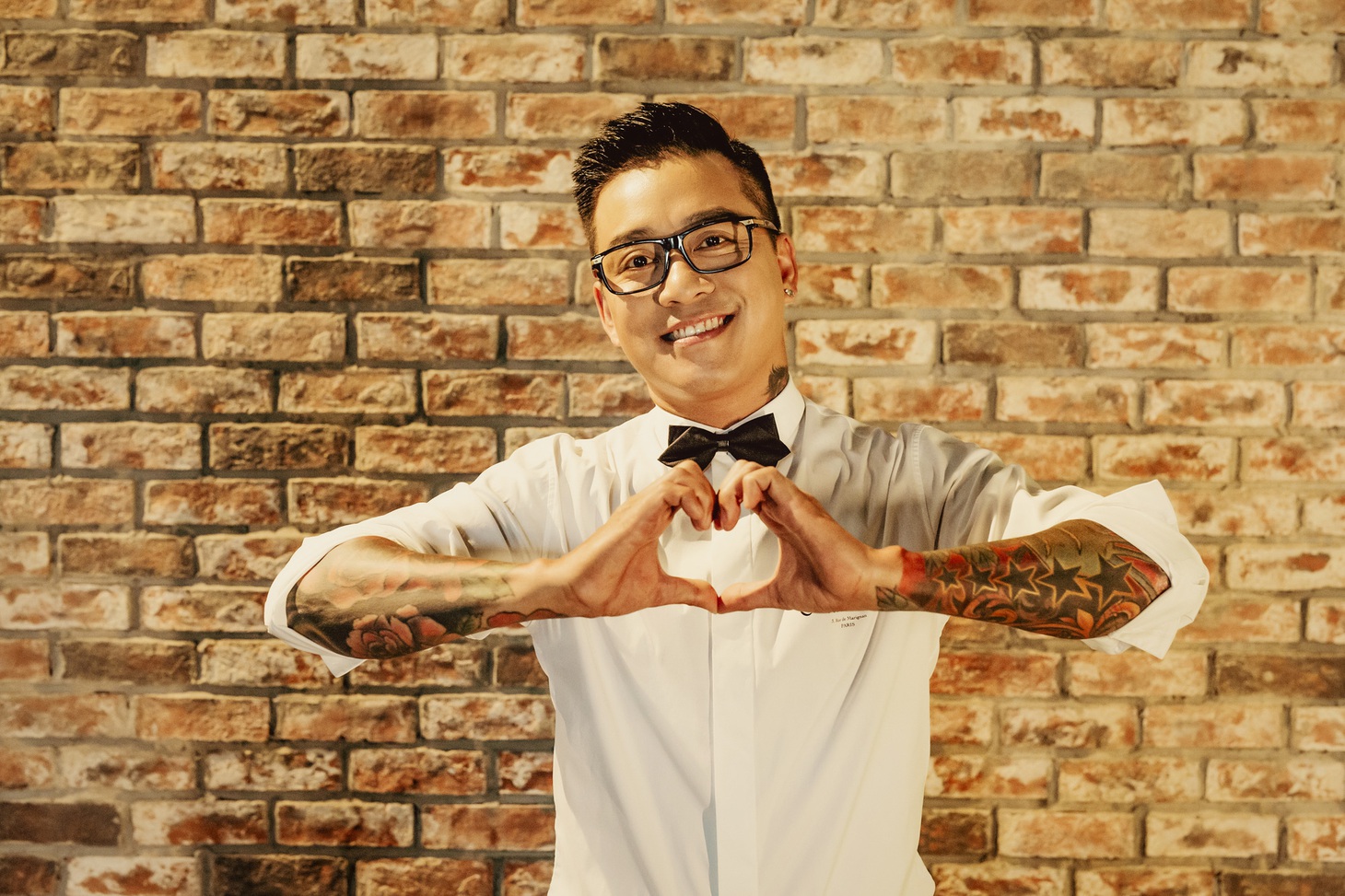 Tuấn Hưng làm MV rất nịnh vợ nhưng nhiều người hâm mộ vẫn yêu thích bởi đó là tiếng lòng của nhiều người - Ảnh: NVCC
