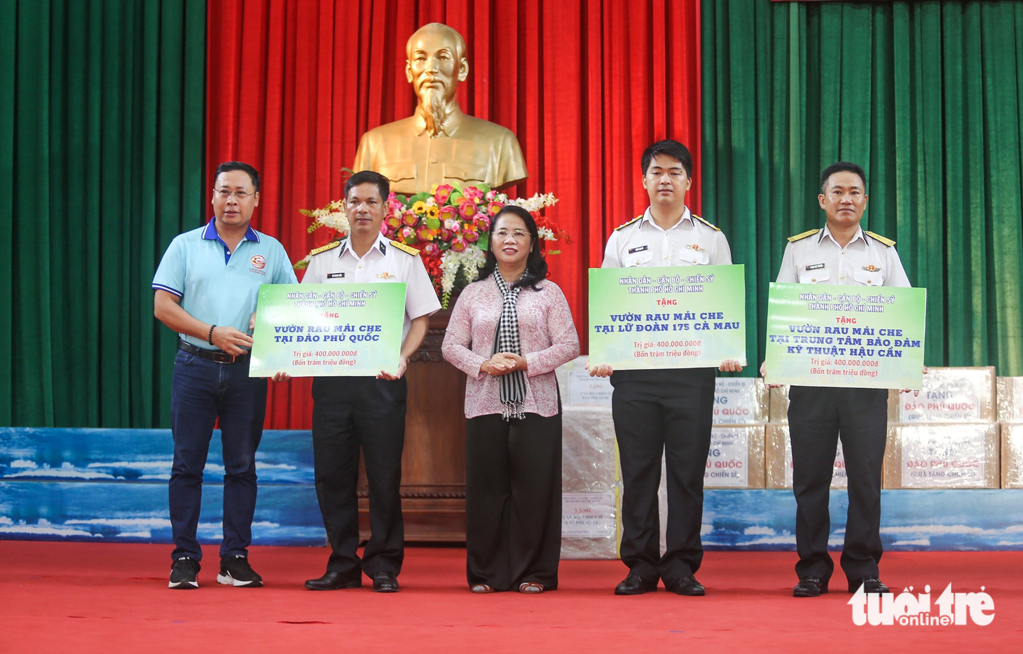 Tại Bộ tư lệnh Vùng 5 Hải quân, thay mặt đoàn đại biểu TP.HCM, bà Trần Kim Yến - chủ tịch Ủy ban MTTQ Việt Nam TP.HCM - tặng quà cho Vùng 5 Hải quân - Ảnh: CHÂU TUẤN