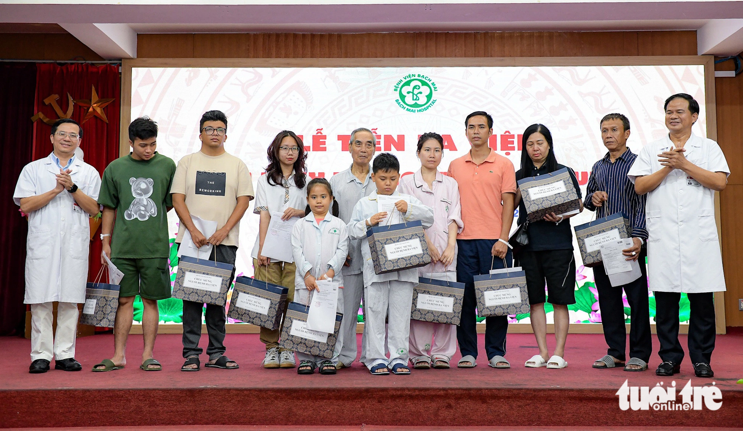 10 bệnh nhân vụ cháy chung cư mini đã hồi phục sức khỏe được ra viện chiều 22-9 - Ảnh: NAM TRẦN