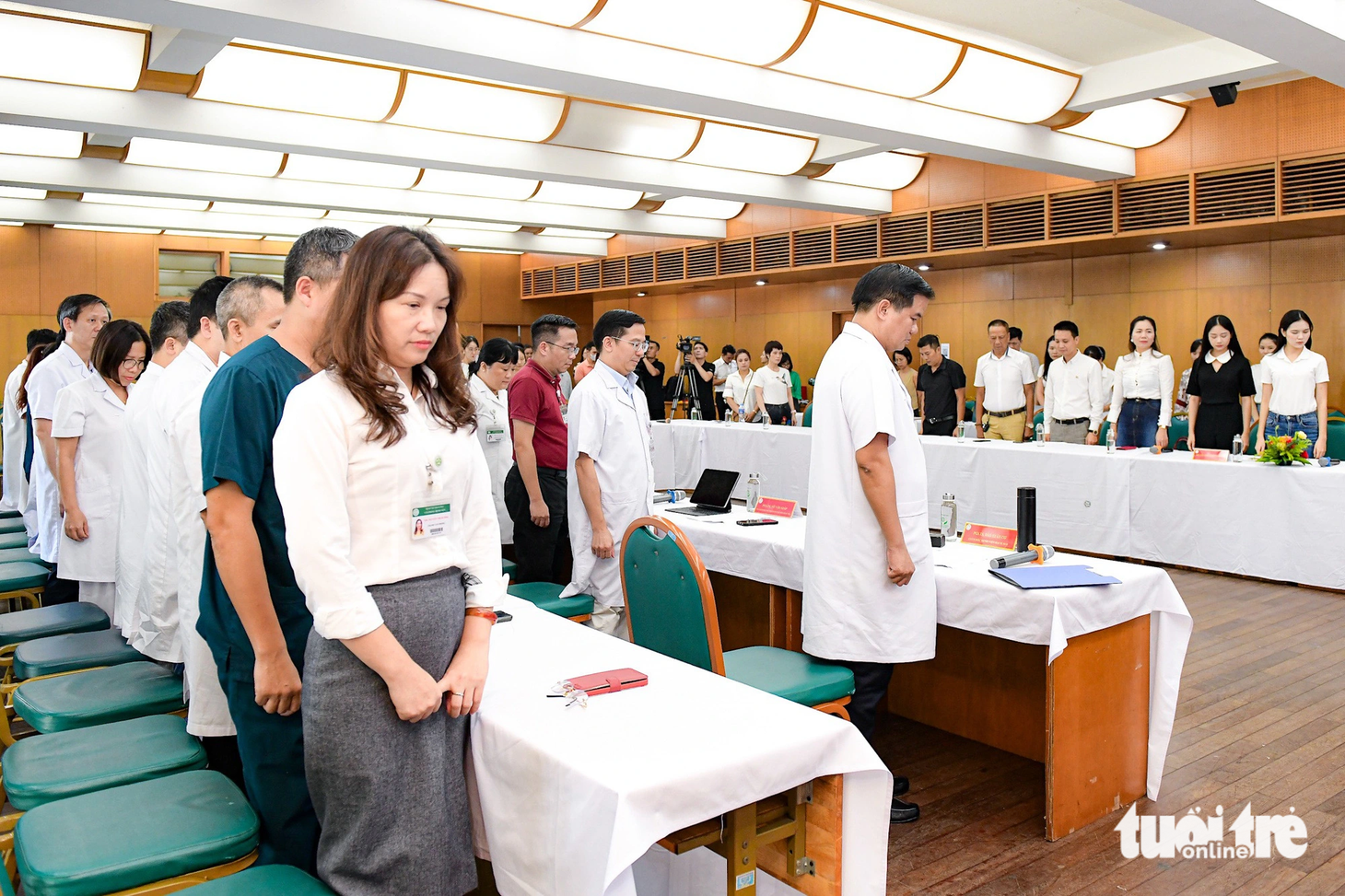 Trước buổi lễ, toàn bộ cán bộ nhân viên bệnh viện, bệnh nhân dành 1 phút tưởng niệm 56 nạn nhân tử vong trong vụ cháy - Ảnh: NAM TRẦN