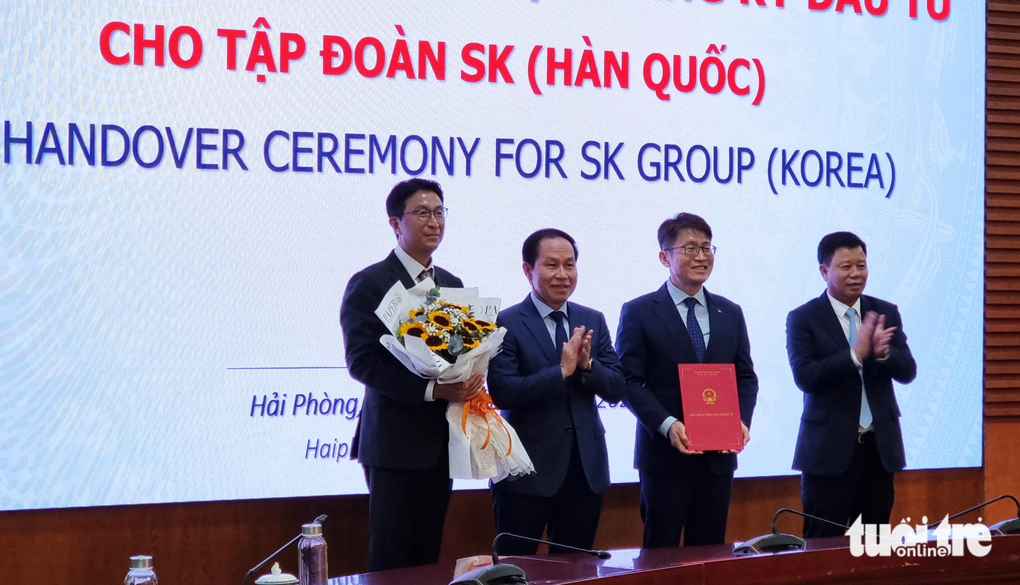 Hải Phòng trao giấy chứng nhận đầu tư dự án nhà máy sản xuất vật liệu phân hủy sinh học công nghệ cao Ecovance của Tập đoàn SK (Hàn Quốc) với tổng vốn đầu tư 500 triệu USD - Ảnh: TIẾN THẮNG
