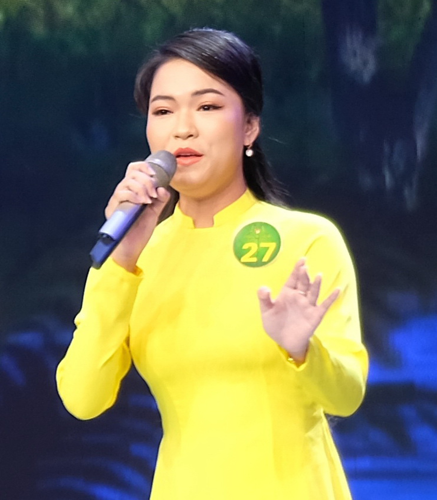 Thí sinh Như Ý được chọn vào vòng chung kết xếp hạng "Chuông vàng vọng cổ" tối 24-9 - Ảnh: LINH ĐOAN