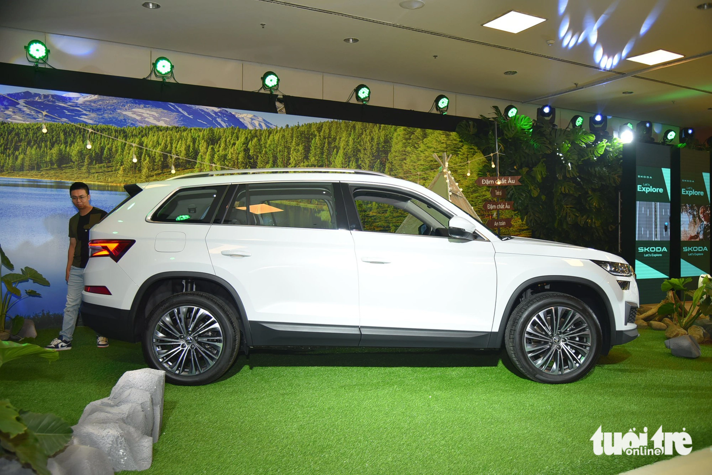 Skoda Kodiaq cũng sử dụng nền tảng MQB danh tiếng của Tập đoàn Volkswagen. Kích thước dài x rộng x cao lần lượt 4.697 x 1.681 x 1.882 (mm). Chiều dài cơ sở 2.791mm, khoảng sáng gầm 192mm, góc thoát trước 19 độ và góc thoát sau 15,1 độ, giúp xe dễ dàng vượt địa hình. Bộ mâm xe kích thước 19 inch ở bản cao cấp và 18 inch trên bản tiêu chuẩn