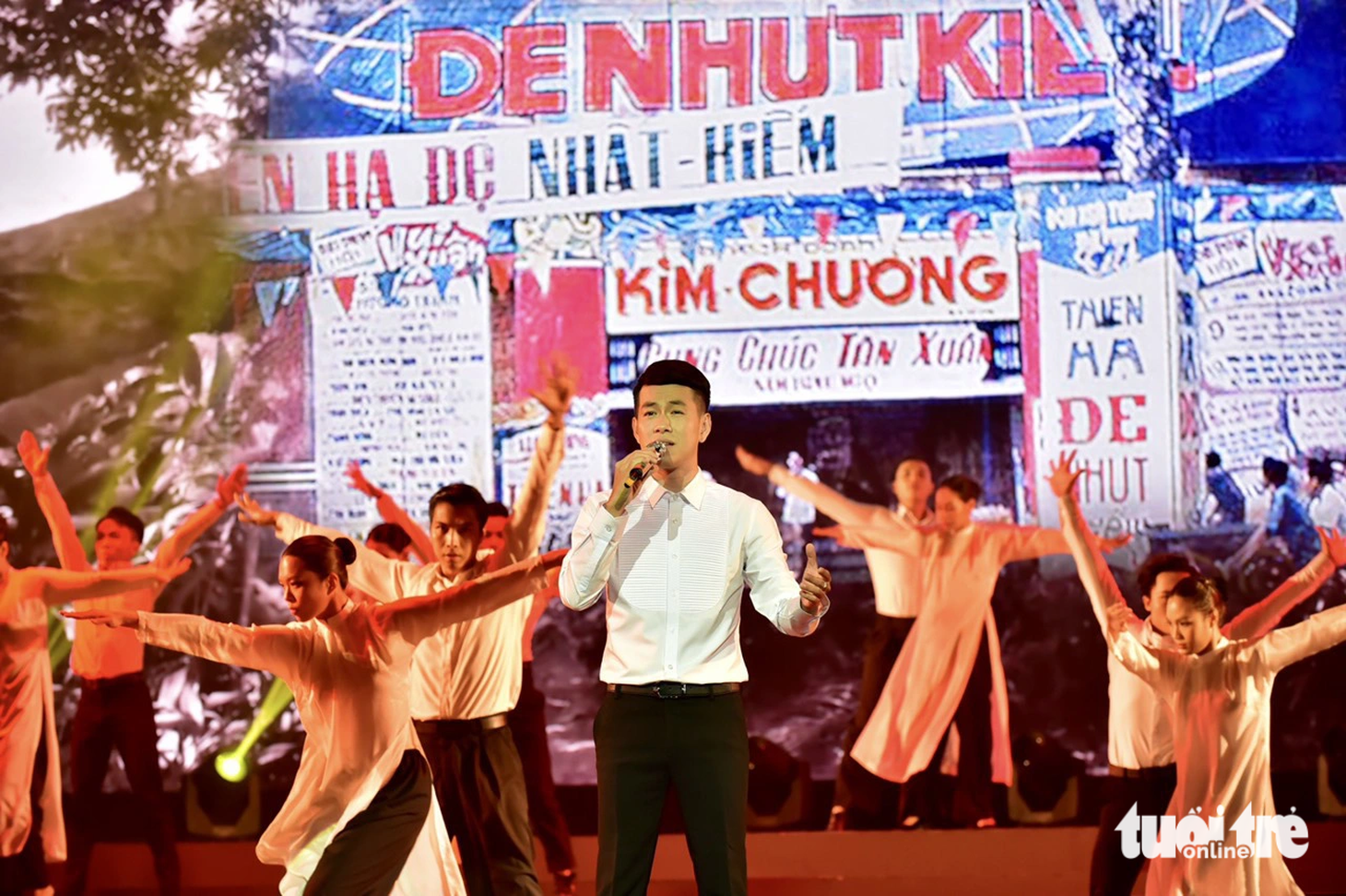Hồ Trung Dũng thể hiện ca khúc Biệt đô thành - Ảnh: T.T.D.
