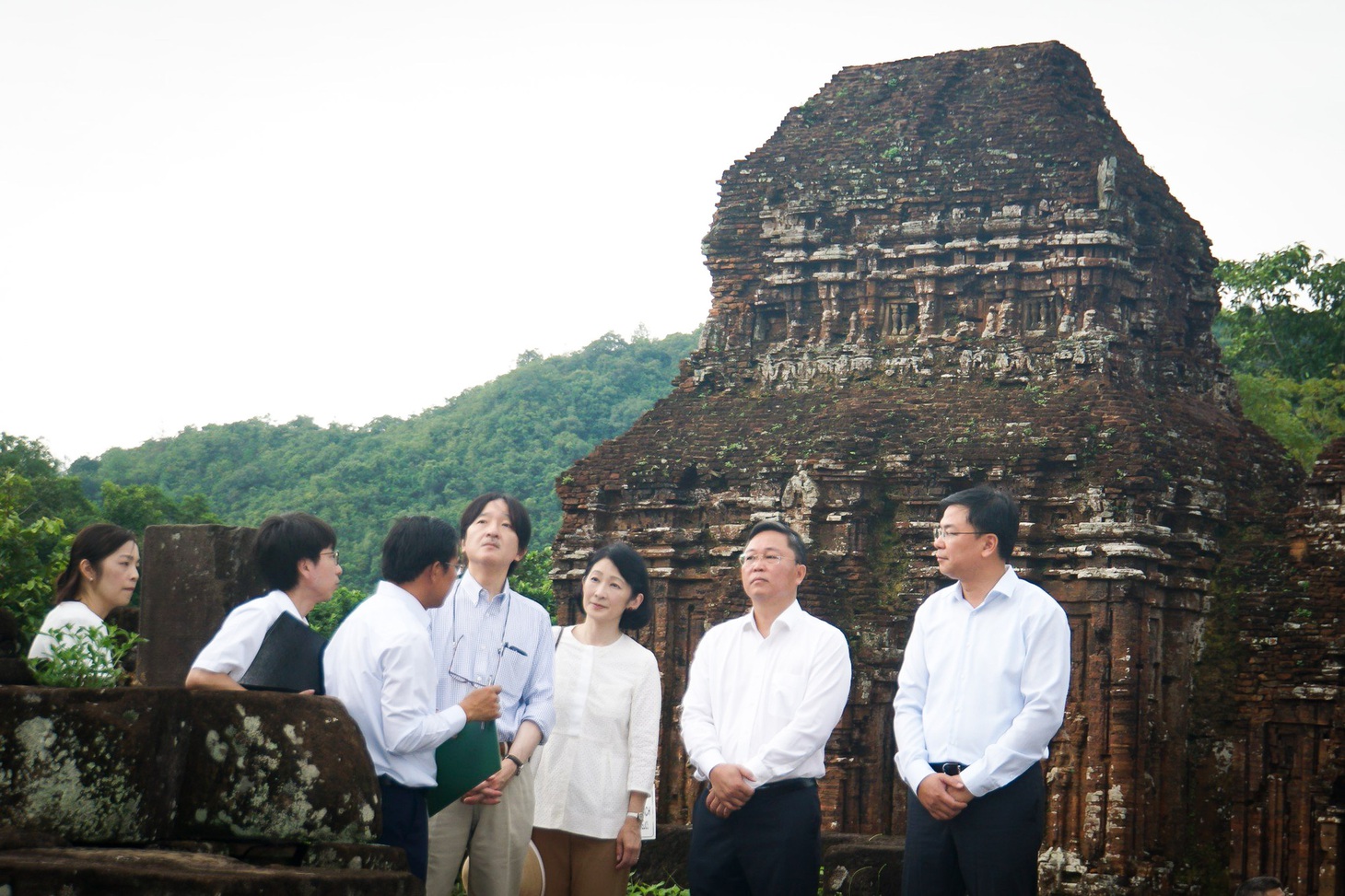 Hoàng thái tử Nhật Bản và Công nương thăm thánh địa Mỹ Sơn ở tỉnh Quảng Nam vào tháng 9-2023 - Ảnh: HOÀNG THỌ
