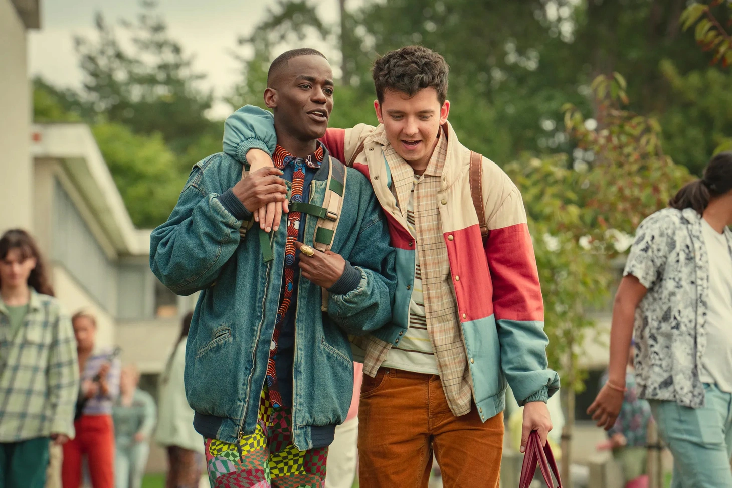 Đôi bạn thân Otis và Eric có nhiều trải nghiệm mới khi chuyển trường - Ảnh: Netflix