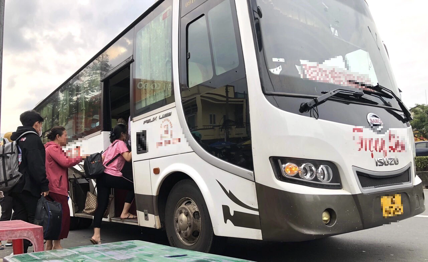 "Bến cóc" vẫn hoạt động rầm rộ tại quốc lộ 1A (đoạn qua quận 12) - Ảnh: LƯU DUYÊN