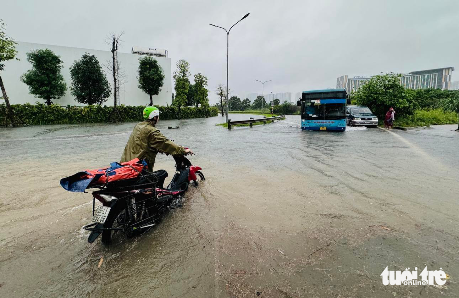 Ngập tại Đại lộ Thăng Long - Ảnh: NGUYỄN KHÁNH