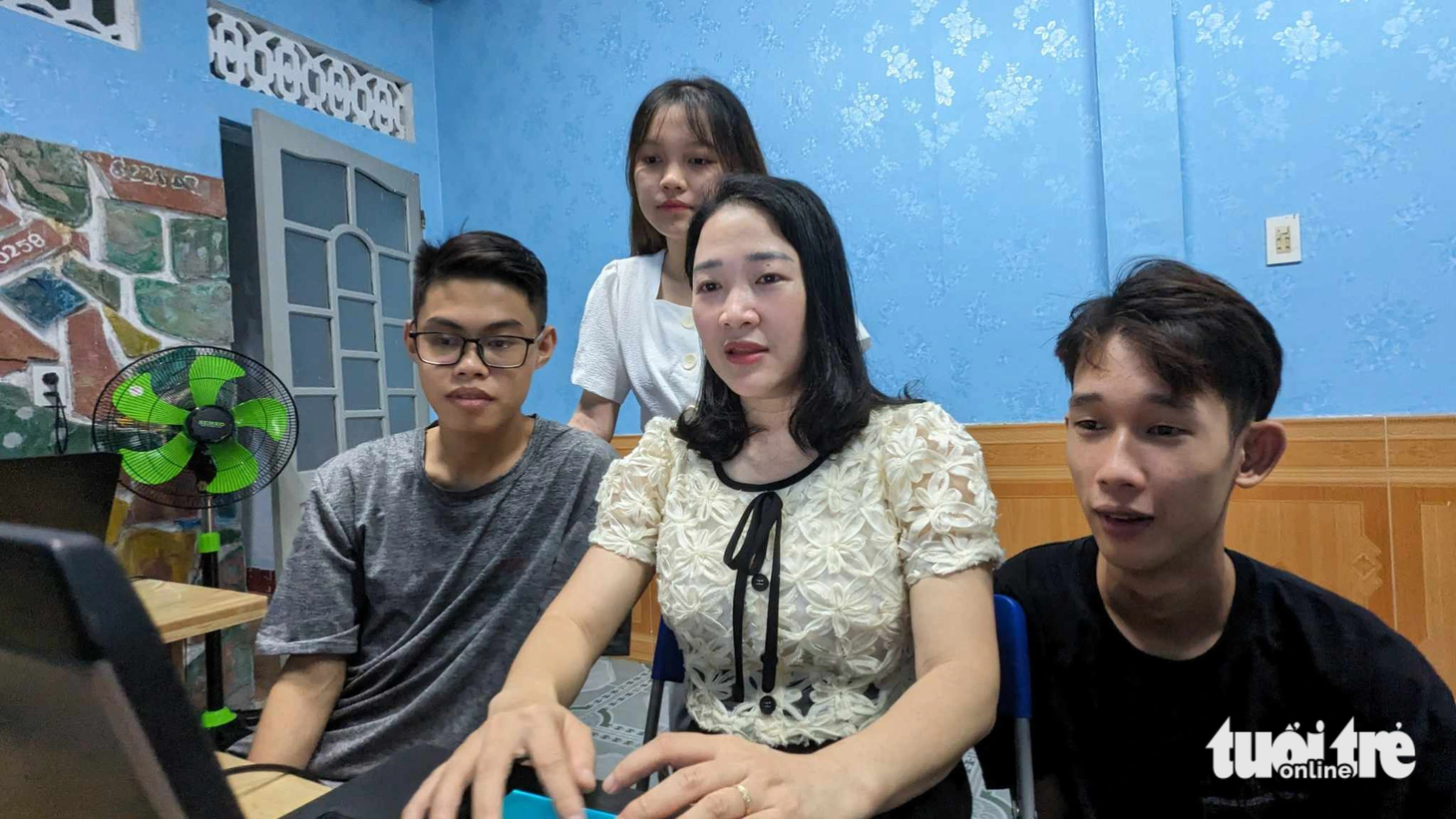 Trần Thị Kim Oanh nay đã hoàn thành chương trình Tiến sĩ tại Hàn Quốc, về nước mở công ty riêng, nhưng Oanh không quên ngày được học bổng Tiếp sức đến trường hỗ trợ - Ảnh: NHẬT LINH