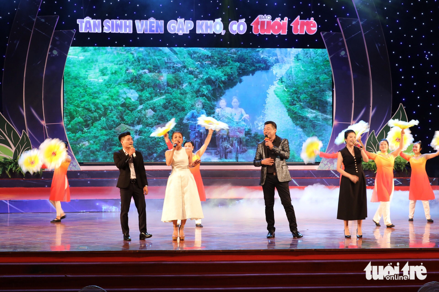 Một tiết mục văn nghệ trong chương trình - Ảnh: HOÀNG TÁO