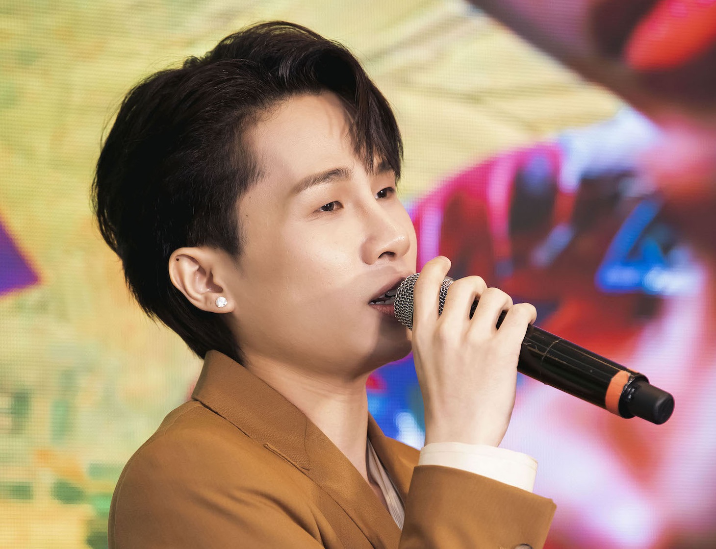 Ca sĩ Jack trong buổi họp báo ra mắt MV "Từ nơi tôi sinh ra" vào ngày 31-8 - Ảnh: NVCC