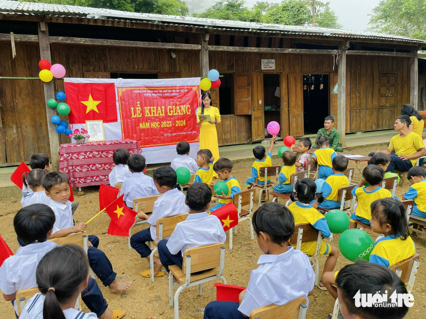 Cô Thu đọc thư chúc mừng khai giảng năm học mới của Chủ tịch nước&nbsp;