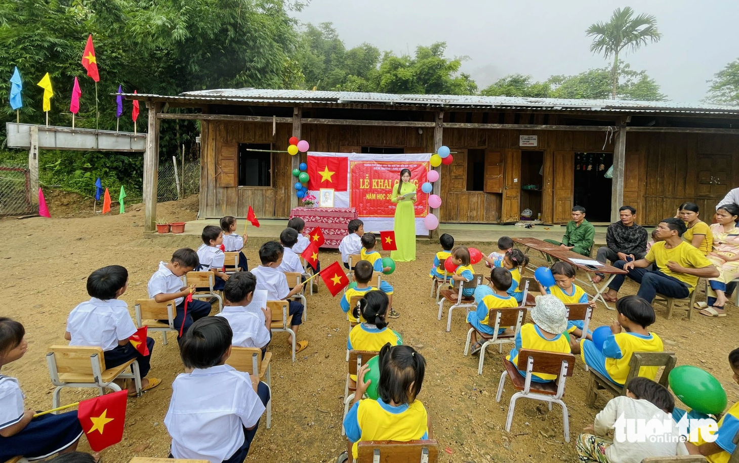 Lễ khai giảng đơn sơ ở điểm trường giữa núi rừng&nbsp;