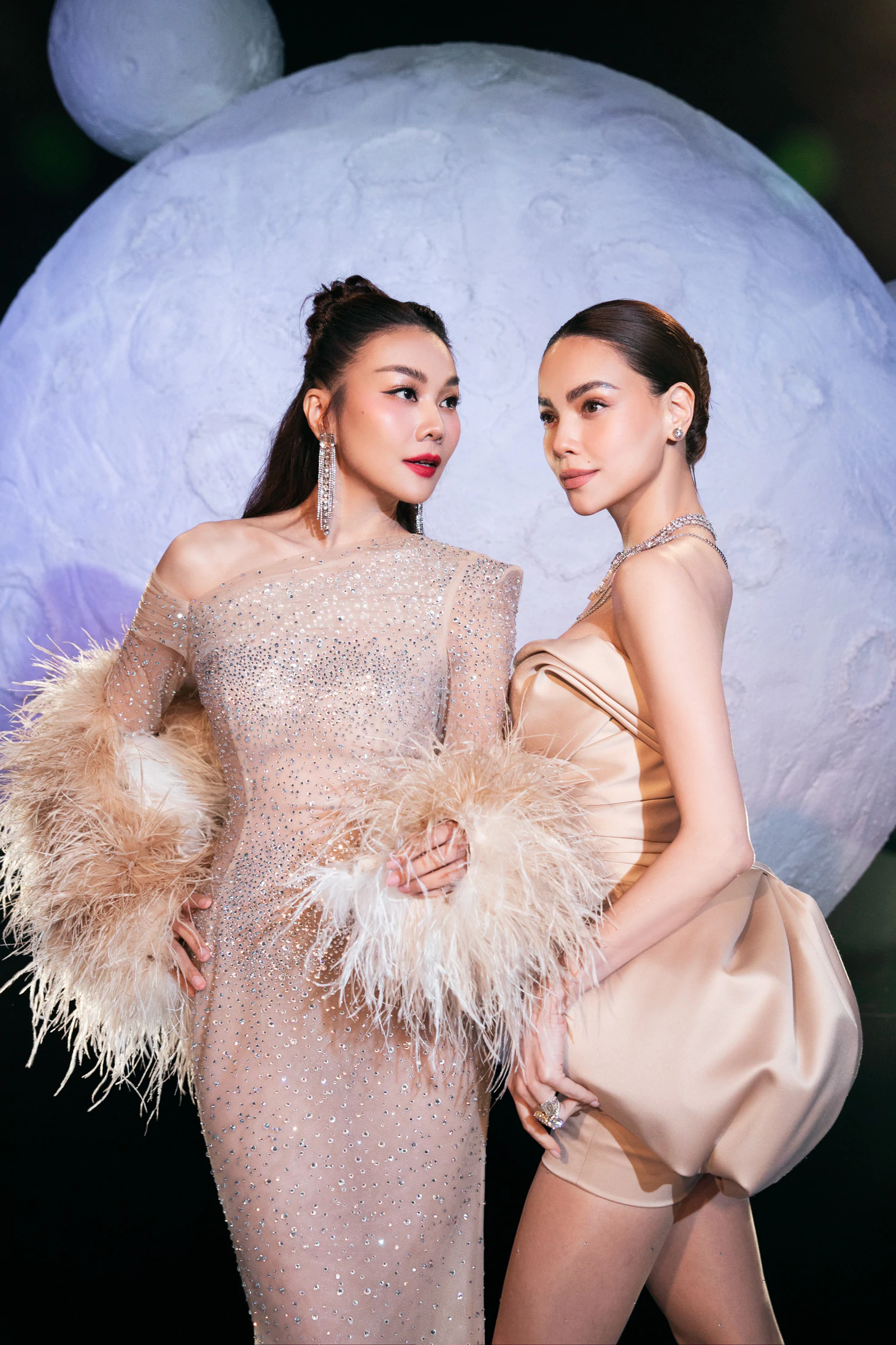 Thanh Hằng (bên trái) và Hồ Ngọc Hà diện thiết kế do Lan Khuê thiết kế - Ảnh: KIẾNG CẬN TEAM