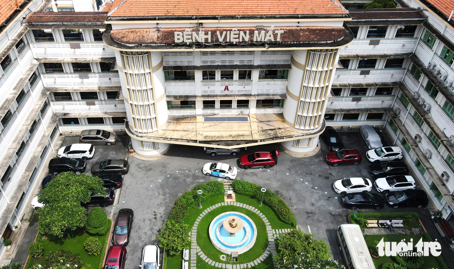 Trong kỷ yếu 45 năm hình thành và phát triển của của bệnh viện có ghi: "Tọa lạc ngay giữa lòng trung tâm của TP.HCM, có một bệnh viện mang nét kiến trúc xưa cổ độc đáo kiểu Pháp với diện tích khuôn viên rộng 15.020m2. Đó là Bệnh viện Mắt TP.HCM"