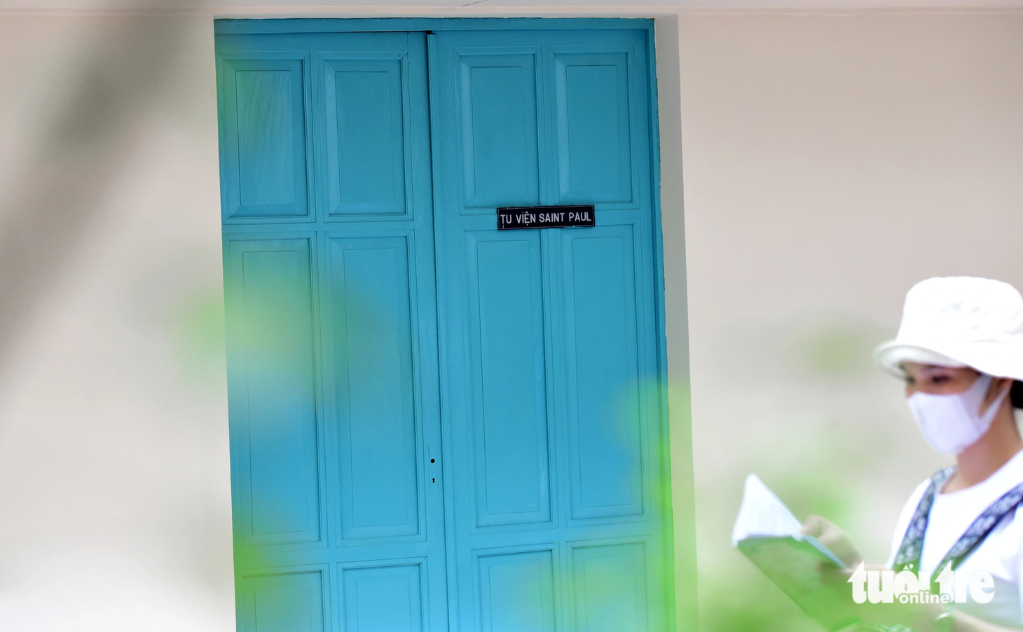Dấu tích xưa cũ vẫn còn lại với thời gian. Trong khuôn viên của bệnh viện vẫn dành riêng một dãy nhà ở cho các sơ dòng thánh Phaolô ở. Các sơ này cũng thi tuyển làm công việc điều dưỡng trong bệnh viện