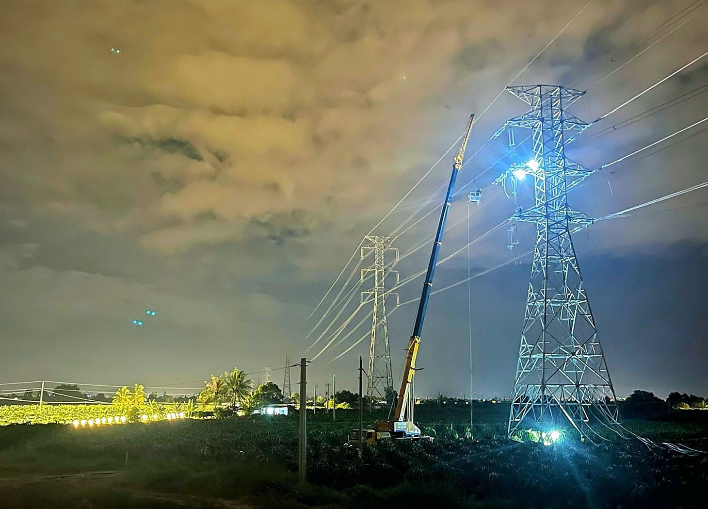 Công ty Truyền tải điện 3 di dời xong điểm giao cuối đường dây truyền tải với cao tốc Bắc - Nam ở Bình Thuận - Ảnh 4.