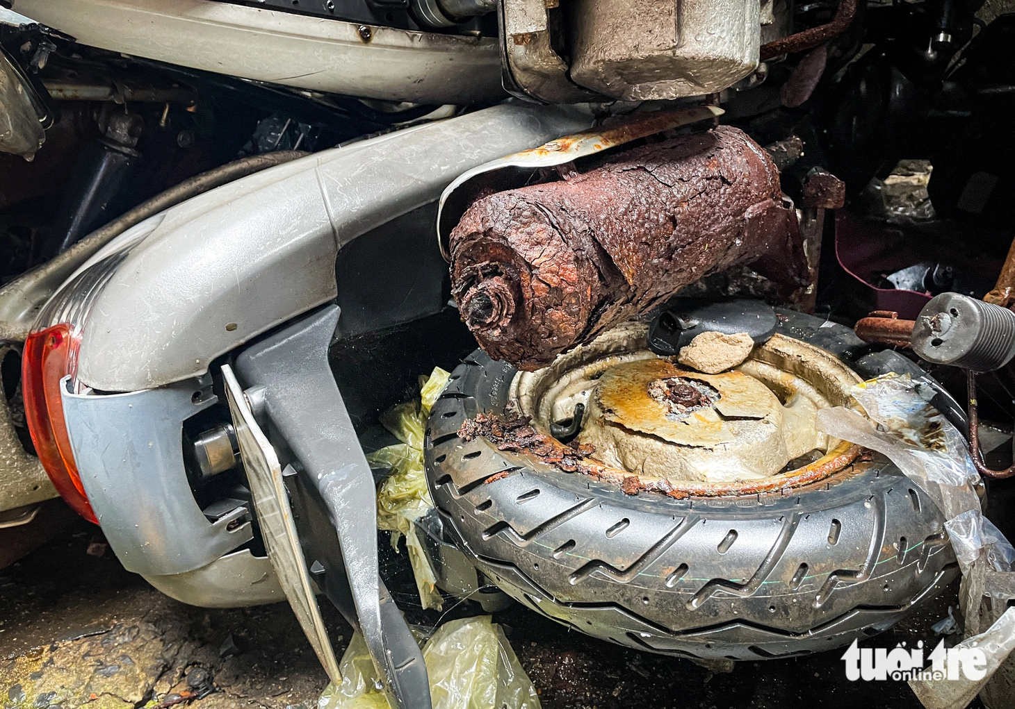 Trong bãi xe máy quá hạn ở bến xe Miền Đông (quận Bình Thạnh) có nhiều xe trong tình trạng mục nát
