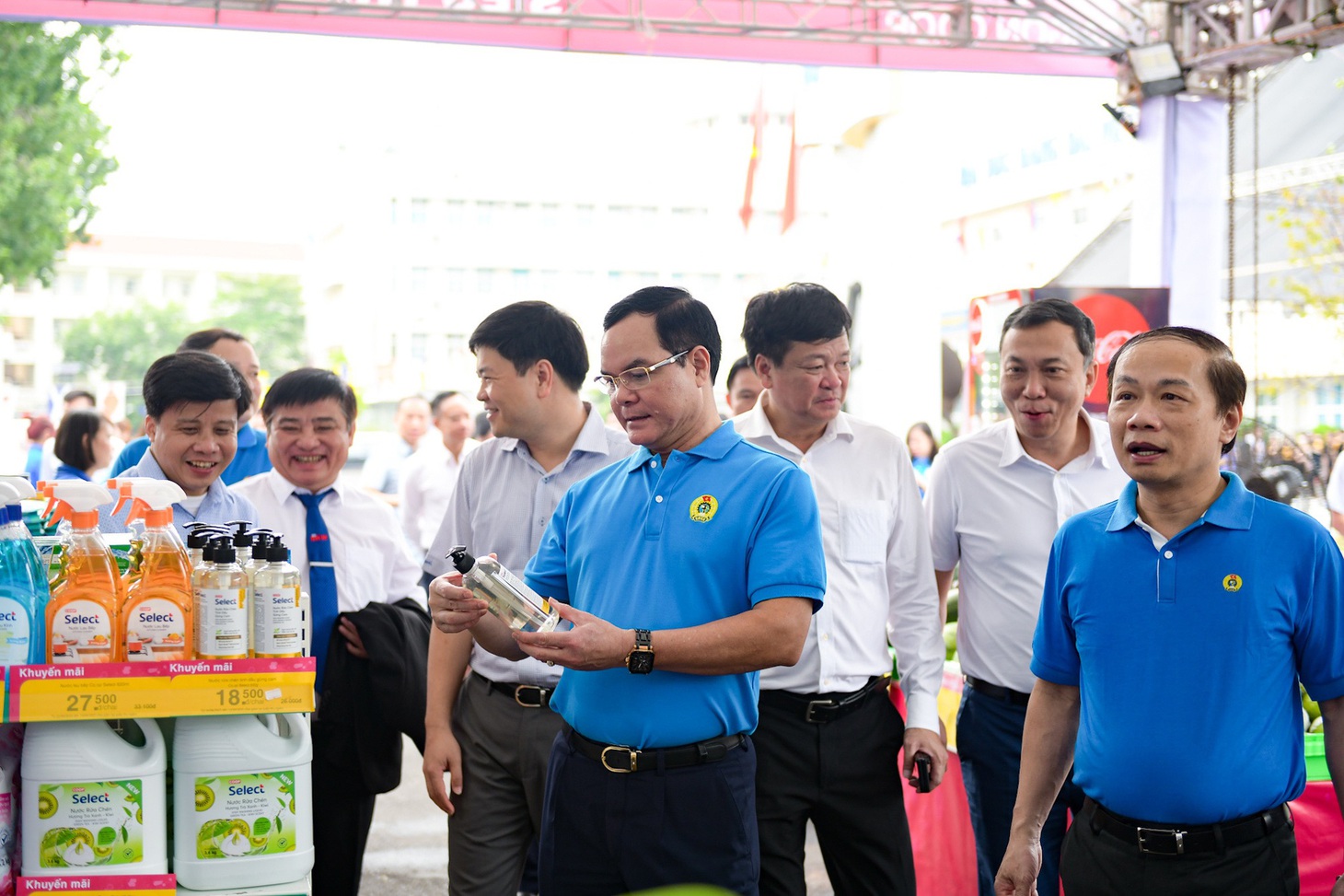 Ông Nguyễn Đình Khang - chủ tịch Tổng liên đoàn Lao động Việt Nam - xem một mặt hàng tại gian hàng của Saigon Co.op