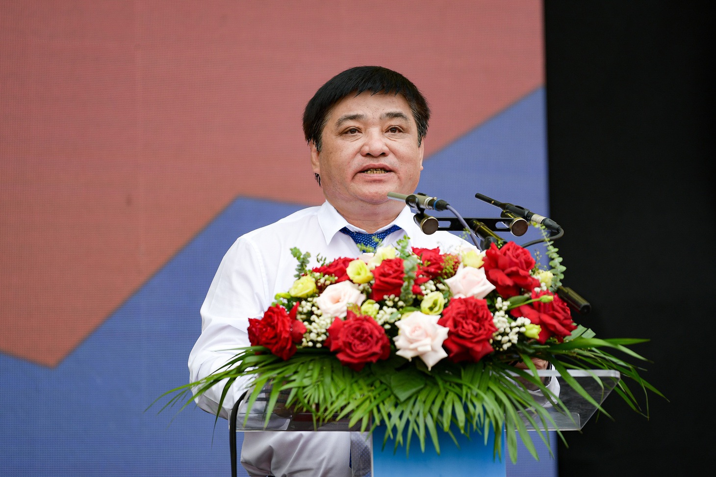 Tổng biên tập báo Tuổi Trẻ - ông Lê Thế Chữ phát biểu tại lễ khai mạc giải sáng 9-9