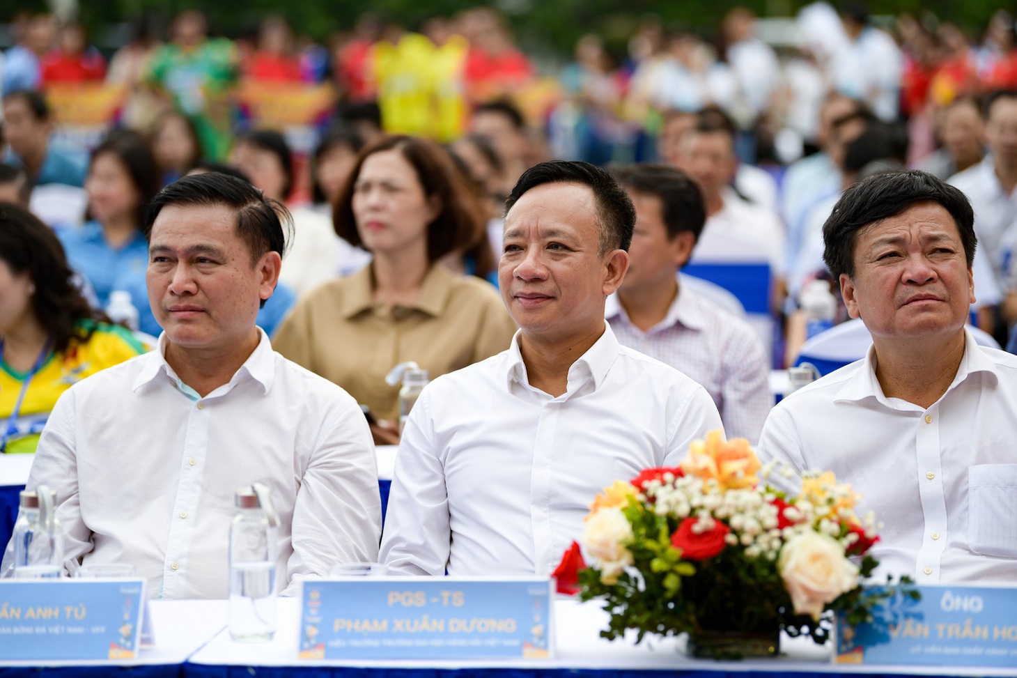 Từ trái sang: ông Trần Anh Tú - phó chủ tịch Liên đoàn Bóng đá Việt Nam; PGS.TS Phạm Xuân Dương - hiệu trưởng Trường đại học Hàng hải Việt Nam, ông Văn Trần Hoàn - ủy viên Ban chấp hành VFF