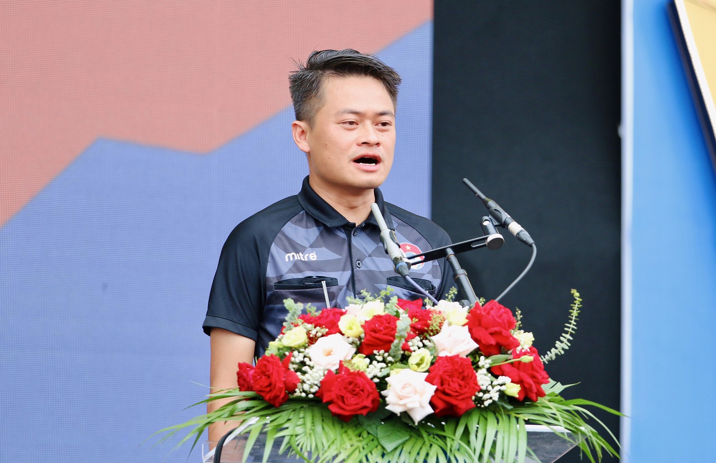 Ông Hoàng Mạnh Cường đại diện tổ trọng tài tuyên thệ tại lễ khai mạc