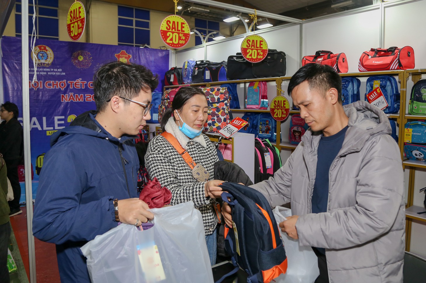 Người lao động tranh thủ mua sắm thực phẩm, đồ dùng, vật phẩm thiết yếu trước Tết Nguyên đán 2024 - Ảnh: HÀ QUÂN