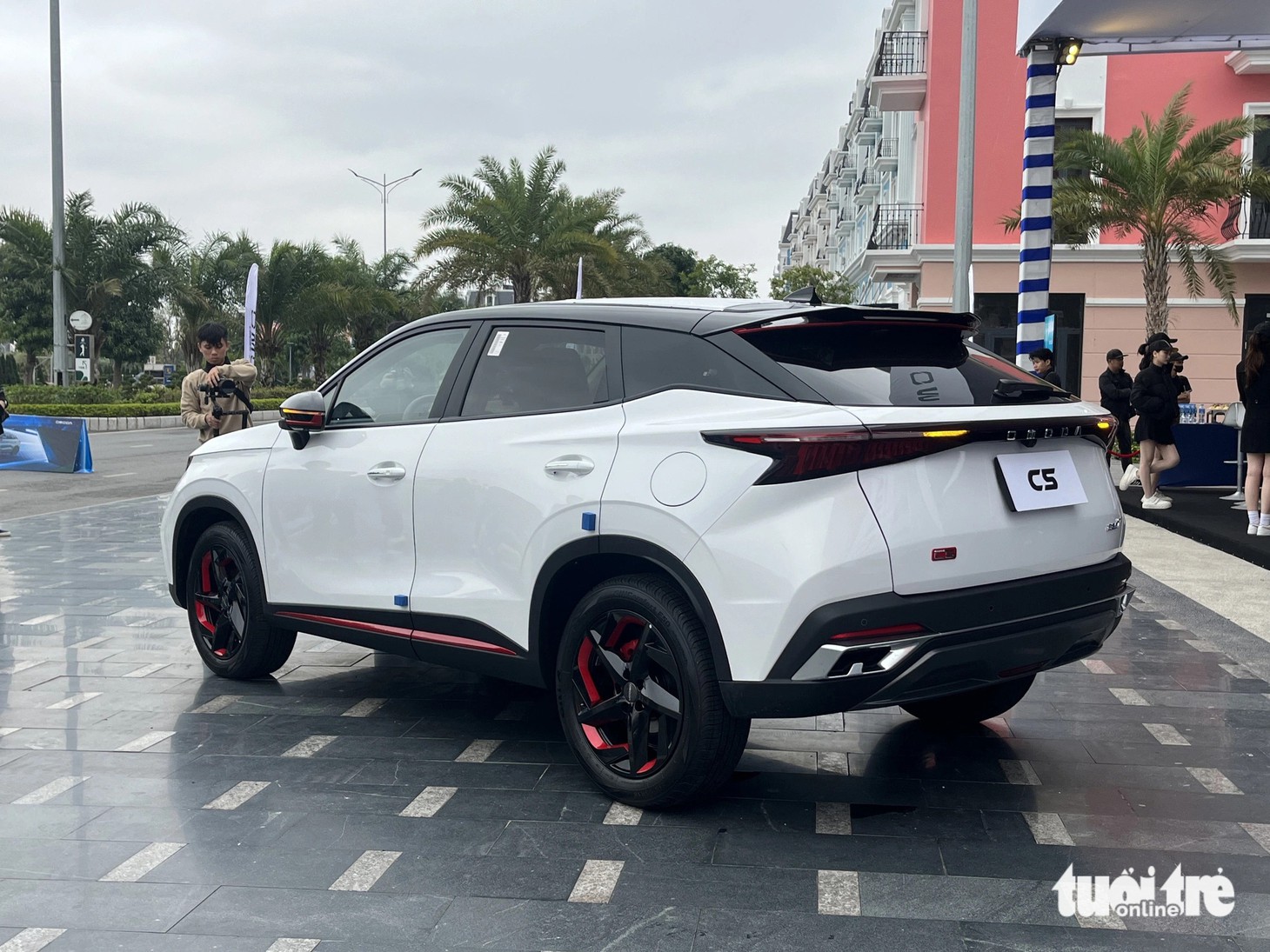 Trần xe phong cách fastback, Omoda C5 có đuôi xe vuốt ngược cùng bộ cánh gió mang lại vẻ năng động. Kích thước tổng thể là 4.400 x 1.830 x 1.585 (mm), và chiều dài cơ sở là 2.630mm