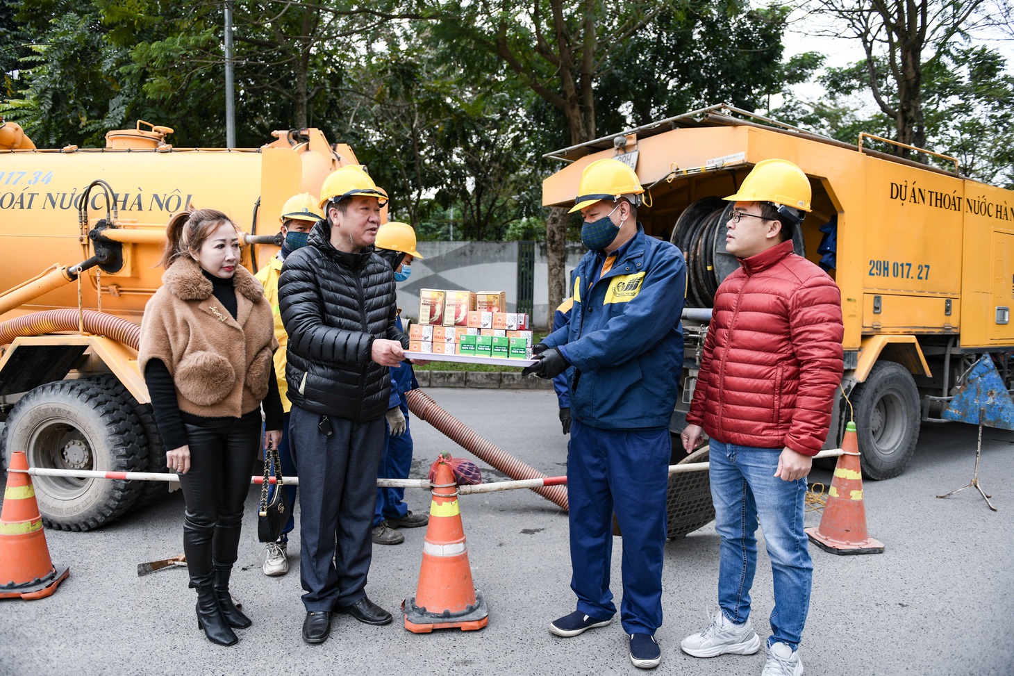 Theo ông Nguyễn Cảnh Dương - phó giám đốc kiêm chủ tịch Công đoàn Xí nghiệp thi công cơ giới xây lắp, Công ty Thoát nước Hà Nội tặng những món quà nho nhỏ dodongjj viên cho các công nhân