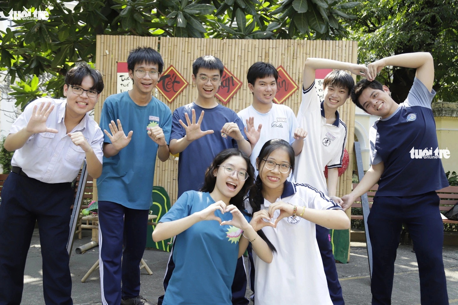 Khải An vui vẻ cùng các bạn trong đội tuyển đi thi học sinh giỏi quốc gia môn tiếng Anh 2024. Tất cả các học sinh này đều đoạt giải cao trong kỳ thi năm nay - ẢNH: NHƯ HÙNG